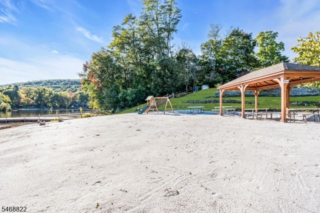 8 Lakeview Ct, Jefferson Twp., NJ 07438