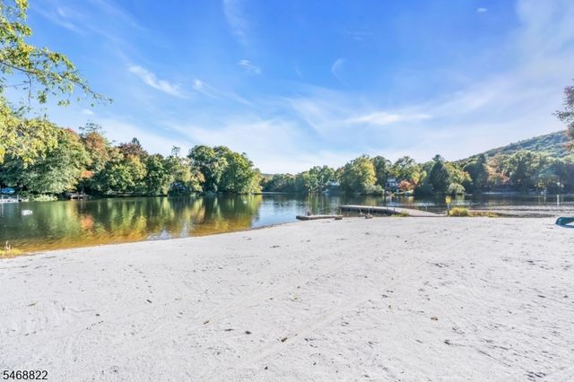 8 Lakeview Ct, Jefferson Twp., NJ 07438