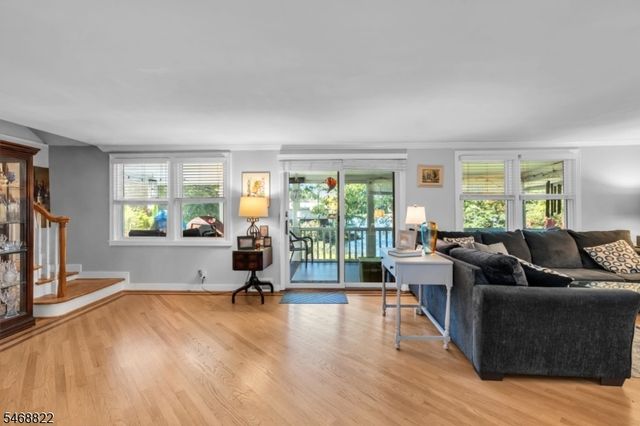 8 Lakeview Ct, Jefferson Twp., NJ 07438
