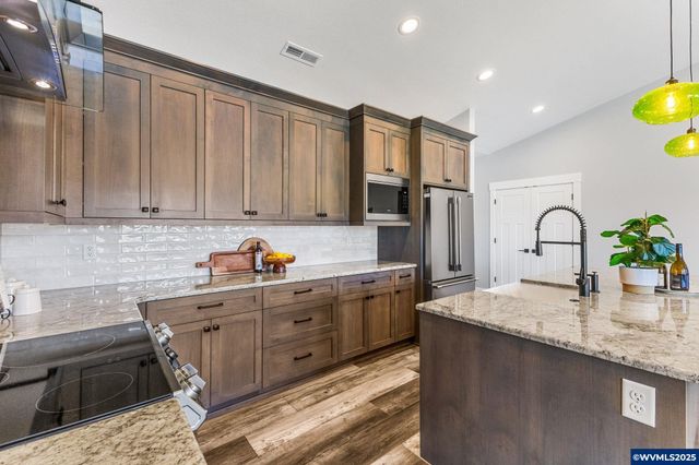 625 NW Crater Lake Dr, Dallas, OR 97338