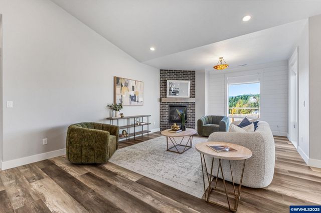 625 NW Crater Lake Dr, Dallas, OR 97338