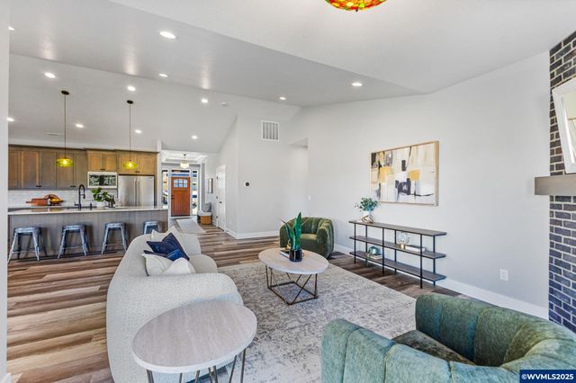 625 NW Crater Lake Dr, Dallas, OR 97338