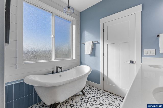 625 NW Crater Lake Dr, Dallas, OR 97338