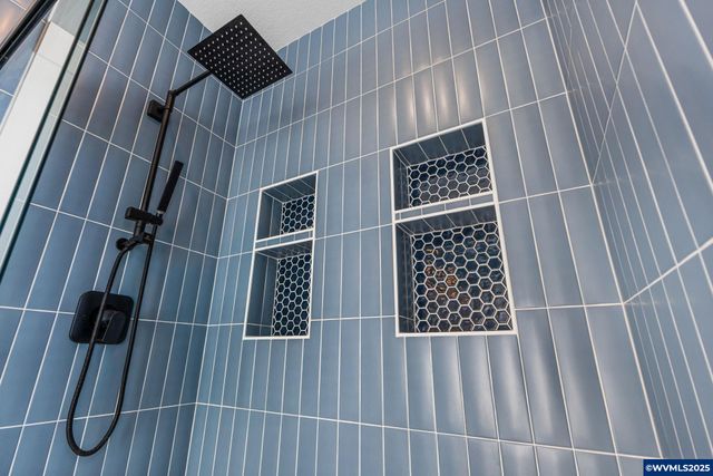 625 NW Crater Lake Dr, Dallas, OR 97338