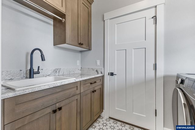 625 NW Crater Lake Dr, Dallas, OR 97338