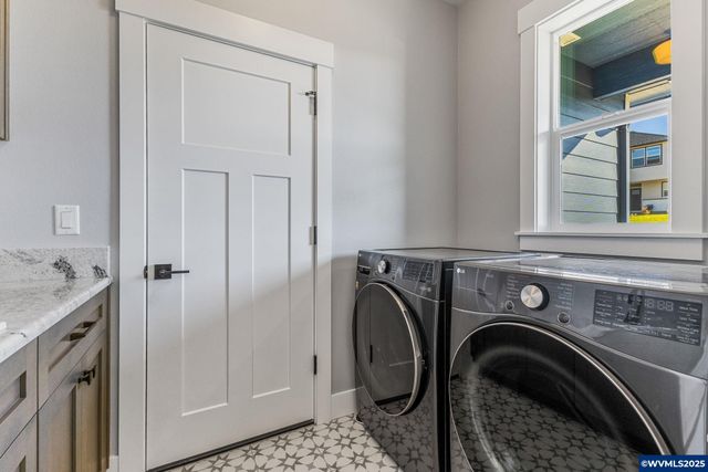 625 NW Crater Lake Dr, Dallas, OR 97338