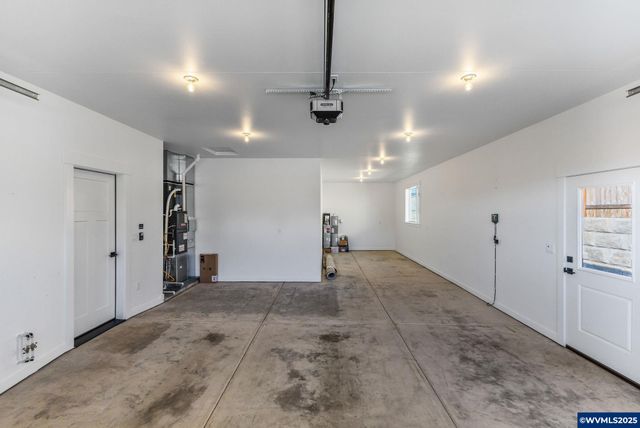 625 NW Crater Lake Dr, Dallas, OR 97338