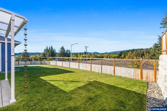 625 NW Crater Lake Dr, Dallas, OR 97338