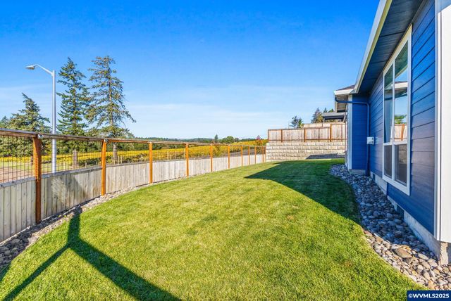 625 NW Crater Lake Dr, Dallas, OR 97338