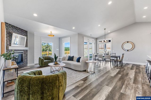 625 NW Crater Lake Dr, Dallas, OR 97338