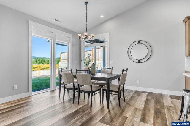 625 NW Crater Lake Dr, Dallas, OR 97338