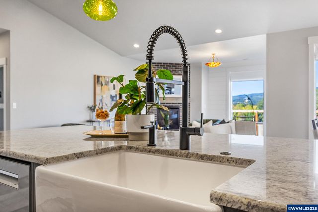 625 NW Crater Lake Dr, Dallas, OR 97338