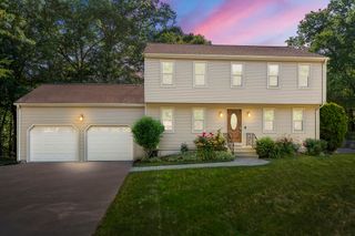 6 Crockett Cir, Hopedale, MA 01747