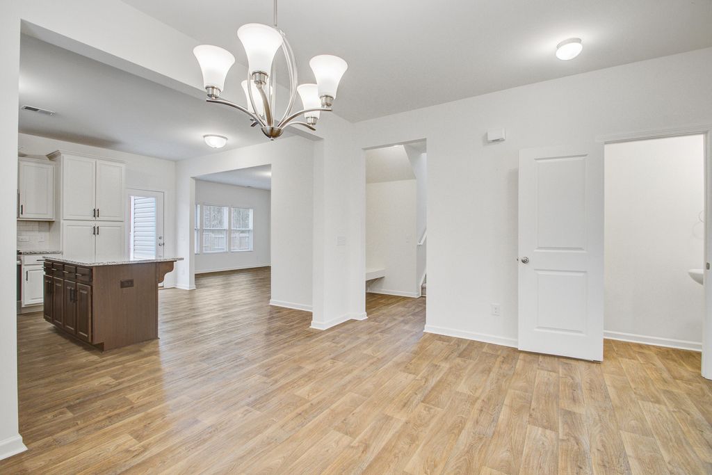 Image 10 of property listing at 411 Fox Sparrow Court, Summerville, SC 29486