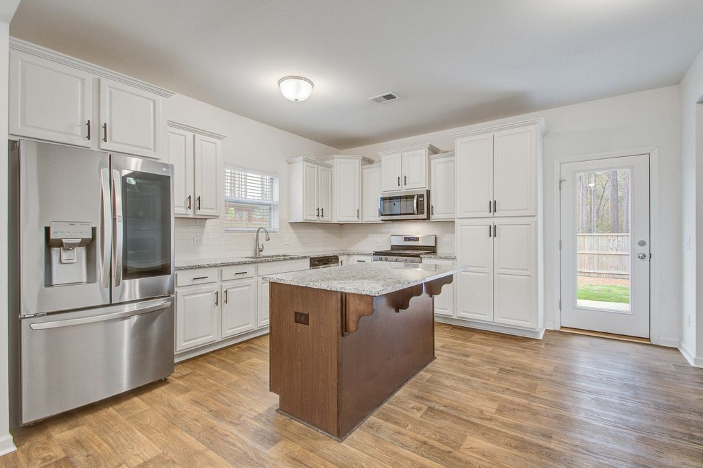 Image 11 of property listing at 411 Fox Sparrow Court, Summerville, SC 29486