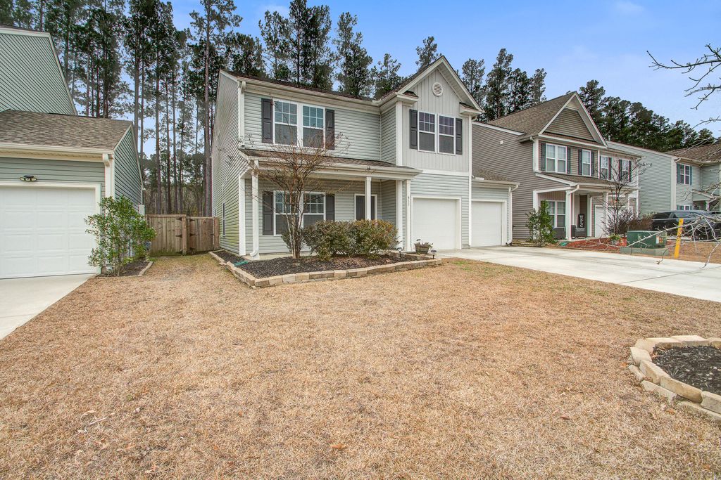 Image 2 of property listing at 411 Fox Sparrow Court, Summerville, SC 29486