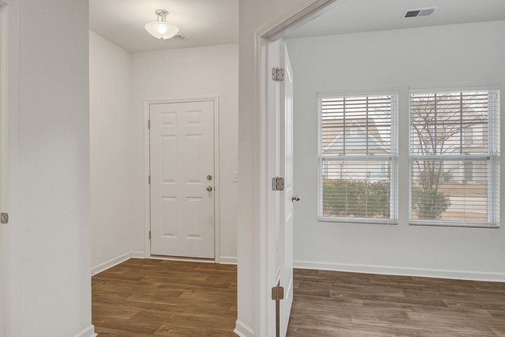 Image 6 of property listing at 411 Fox Sparrow Court, Summerville, SC 29486