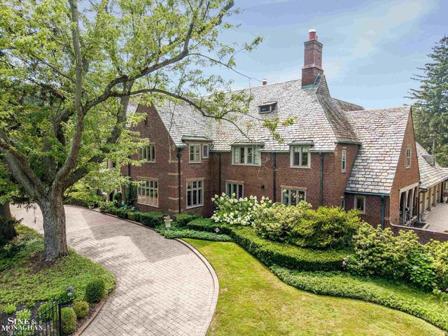 257 Ridge Road, Grosse Pointe Farms, MI 48236