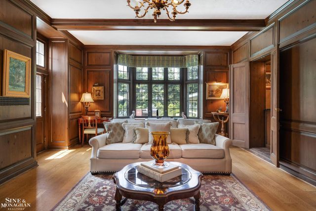 257 Ridge Road, Grosse Pointe Farms, MI 48236