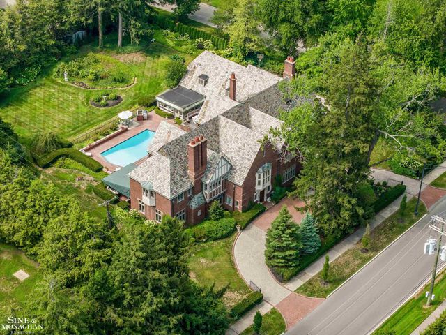 257 Ridge Road, Grosse Pointe Farms, MI 48236