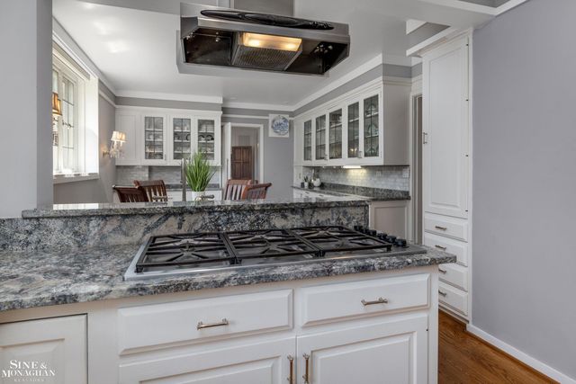 257 Ridge Road, Grosse Pointe Farms, MI 48236