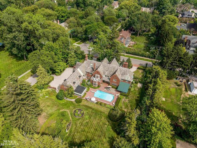 257 Ridge Road, Grosse Pointe Farms, MI 48236