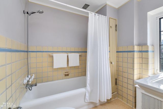 257 Ridge Road, Grosse Pointe Farms, MI 48236