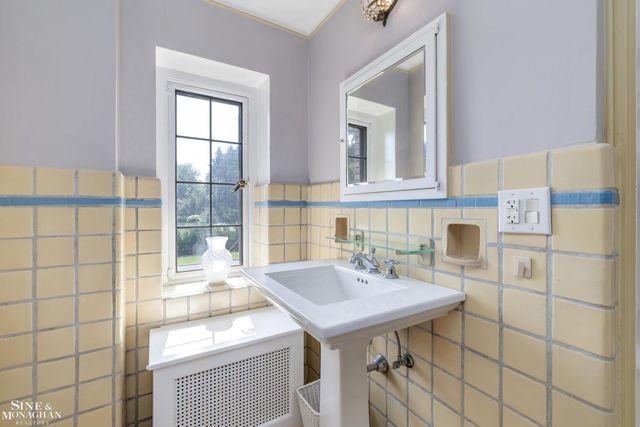 257 Ridge Road, Grosse Pointe Farms, MI 48236