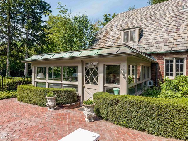 257 Ridge Road, Grosse Pointe Farms, MI 48236