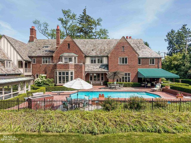 257 Ridge Road, Grosse Pointe Farms, MI 48236