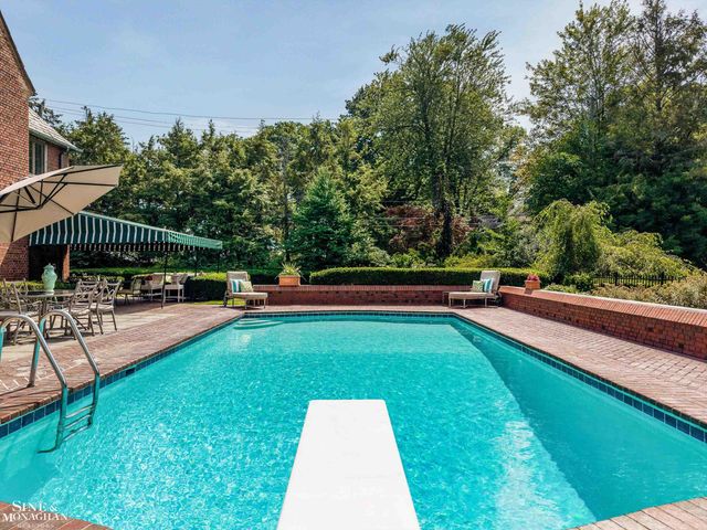 257 Ridge Road, Grosse Pointe Farms, MI 48236