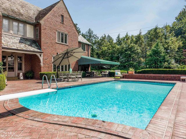 257 Ridge Road, Grosse Pointe Farms, MI 48236