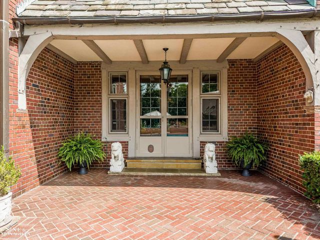 257 Ridge Road, Grosse Pointe Farms, MI 48236