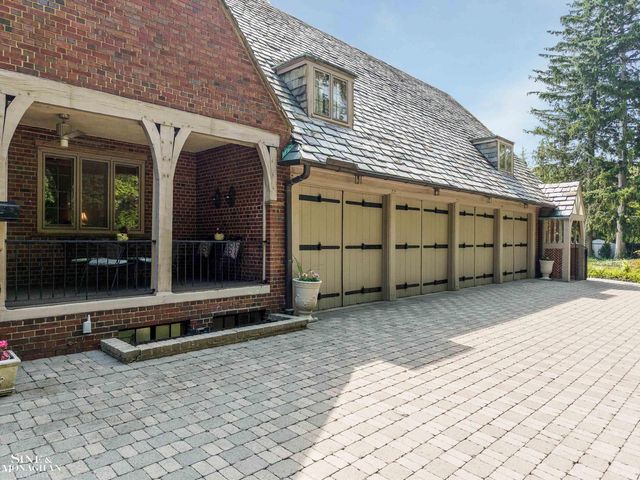 257 Ridge Road, Grosse Pointe Farms, MI 48236