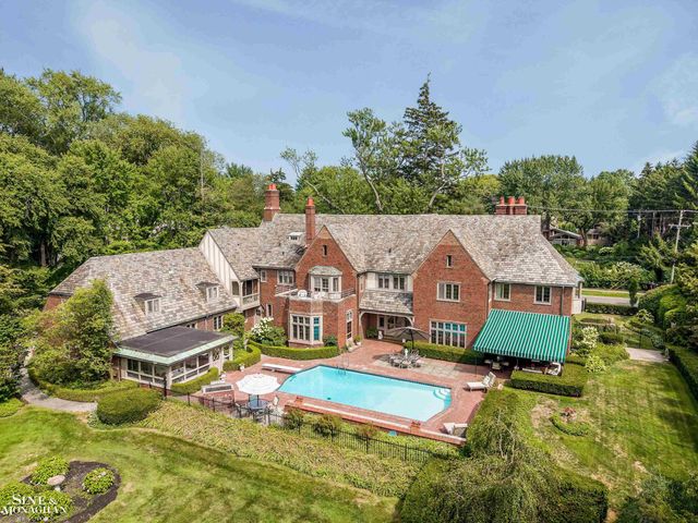 257 Ridge Road, Grosse Pointe Farms, MI 48236