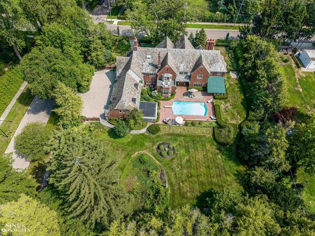 257 Ridge Road, Grosse Pointe Farms, MI 48236