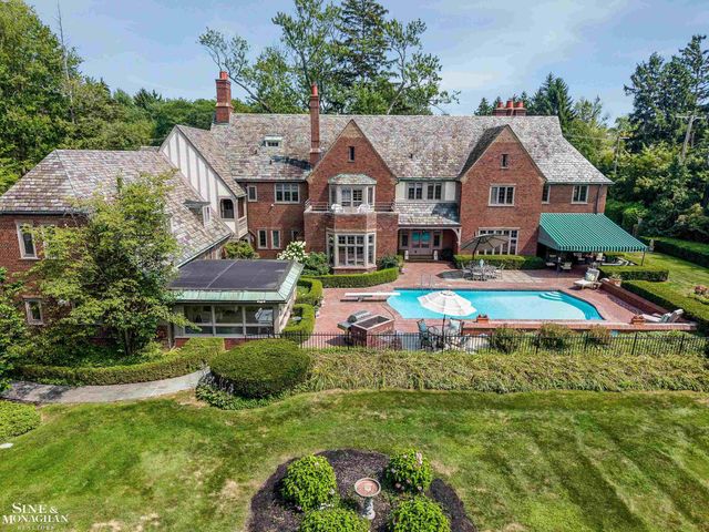 257 Ridge Road, Grosse Pointe Farms, MI 48236