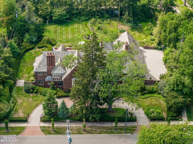 257 Ridge Road, Grosse Pointe Farms, MI 48236