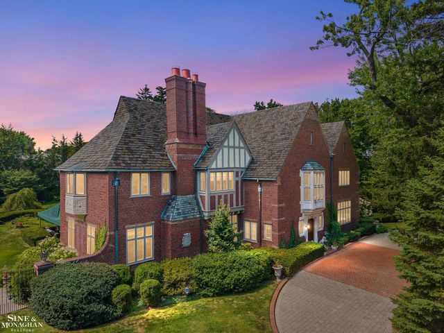 257 Ridge Road, Grosse Pointe Farms, MI 48236