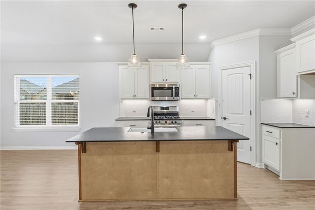 701 Tiger Eye Avenue, Lowell, AR 72745