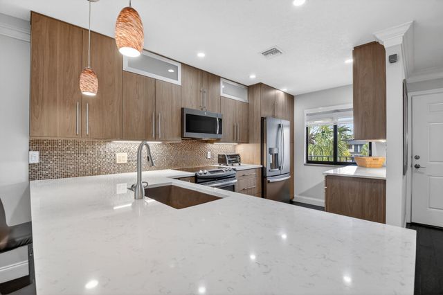 4290 Deste Court 303, Lake Worth, FL 33467