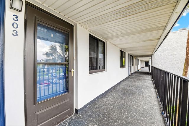 4290 Deste Court 303, Lake Worth, FL 33467