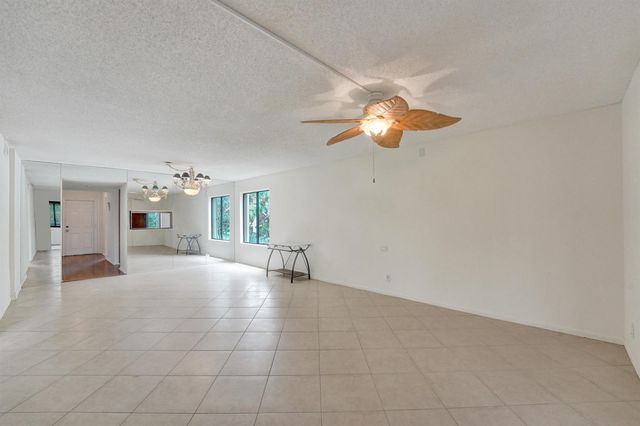 5306 Cedar Lake Drive 201, Boynton Beach, FL 33437