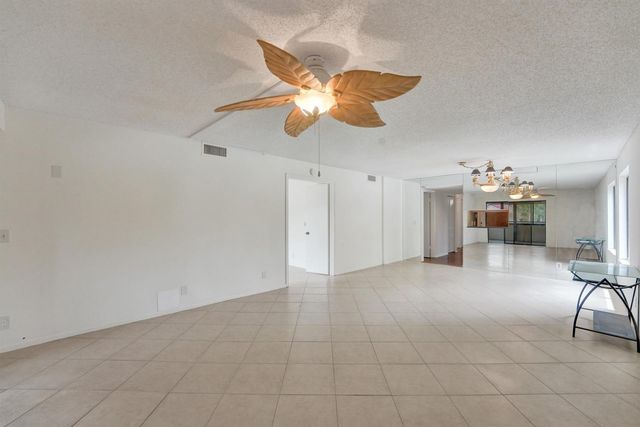 5306 Cedar Lake Drive 201, Boynton Beach, FL 33437