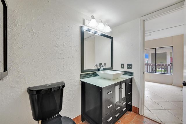 5306 Cedar Lake Drive 201, Boynton Beach, FL 33437