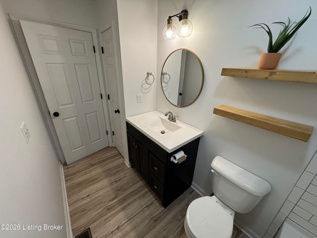 5466 R Bruce Ave, Louisville, KY 40214