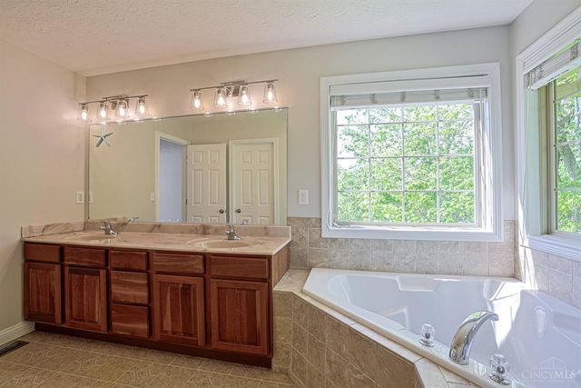 1919 Highcliff Court, Fairfield, OH 45014