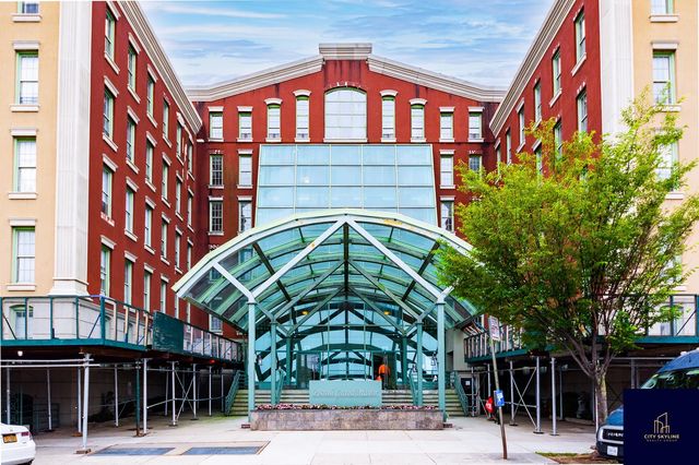 4502 Ditmars Blvd Apt 515, New York City, NY 11105