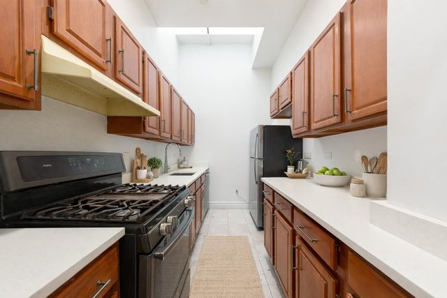 4502 Ditmars Blvd Apt 515, New York City, NY 11105