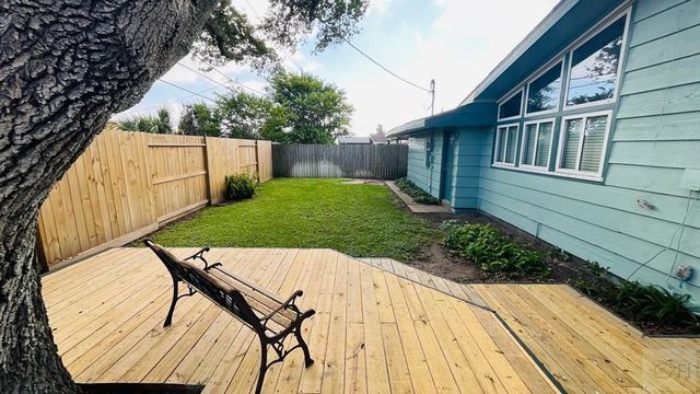 6514 Golf Crest Drive, Galveston, TX 77551